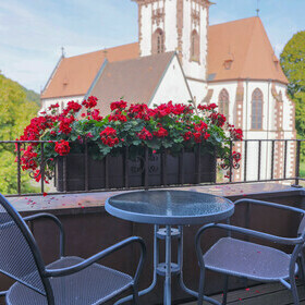 Sitzecke auf dem Balkon eines Zimmers im Gasthaus goldener Engel im Glottertal