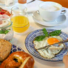 Fr�hst�ck mit Spiegelei und Kaffee im Gasthaus goldener Engel