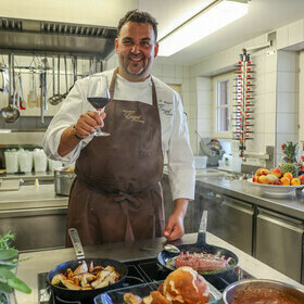 Koch Michael Mannel in der K�che des Gasthaus goldener Engel