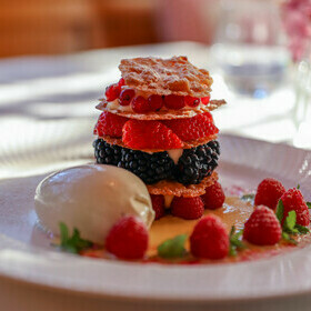 Beerendessert mit Eis im Gasthaus goldener Engel