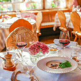 gedeckter Tisch mit Vorspeisensuppe und Rotwein im Gasthaus goldener Engel