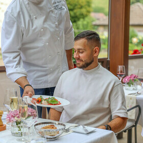 Vorspeise wird dem Gast im goldenen Engel serviert