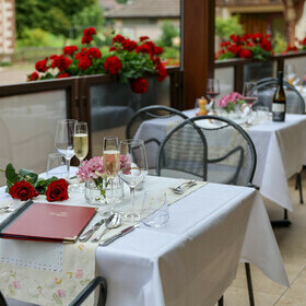 Tische auf der Terrasse des goldenen Engel