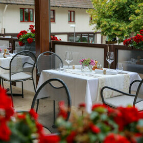 Tische auf der Terrasse im Gasthaus goldener Engel