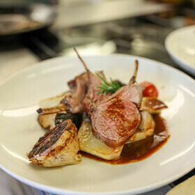 Fleischgericht mit Gem�se im Gasthaus goldener Engel