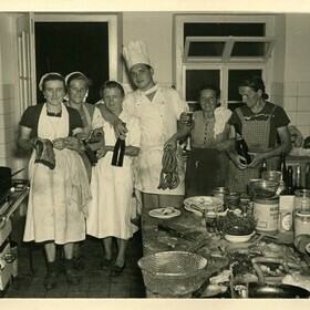 schwarz-weis Bild des Küchenteams