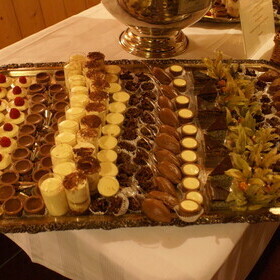diverse Pralinen am Buffet des Gasthaus goldener Engel Glottertal