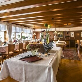 Gaststube mit Tischen im Gasthaus goldener Engel
