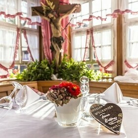 liebevoll gedeckter Tisch mit Dekoration im Gasthaus goldener Engel