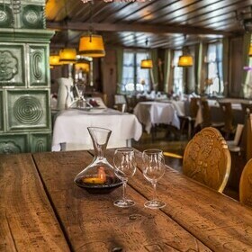 Tisch am Kachelofen im Gasthaus goldener Engel
