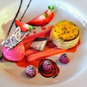 Dessertvariation mit Erdbeeren und Rhababer im Gasthaus goldener Engel