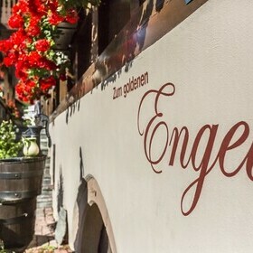 Schriftzug am Gasthaus goldener Engel im Glottertal