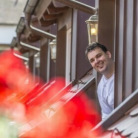 Michael Mannel schaut aus dem Fenster des Gasthaus goldener Engel