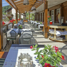 Terrasse mit Tischen und Gedeckten im Gasthaus goldener Engel