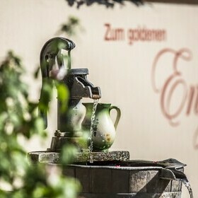 Pumpbrunnen vor dem Gasthaus goldener Engel im Glottertal
