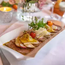Fleischgericht mit Beilage im Gasthaus goldener Engel