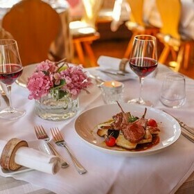 gedeckter Tisch mit stilvoller Blumendeko und Speise im Gasthaus goldener Engel